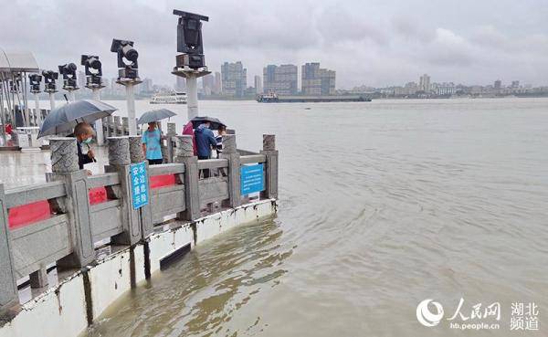 长江2号洪水平稳过境武汉3号洪水正在形成防洪形势依然严峻