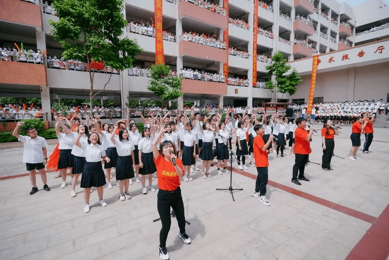 2020年6月29日,东莞市第二高级中学举行2020年高考" 云喊楼",为高三