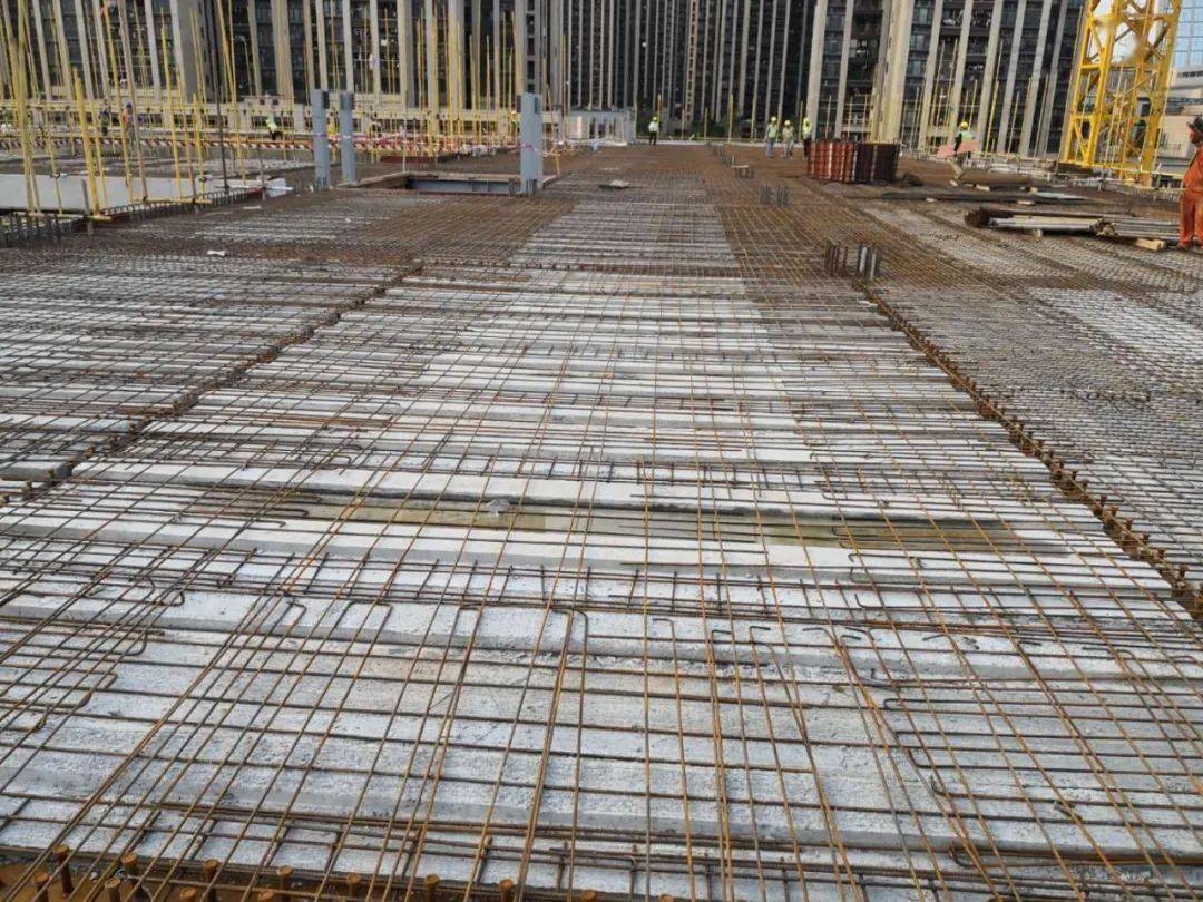 《预应力混凝土带肋预制板研发及叠合板施工技术研究》应用项目施工