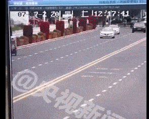 痛心！已致2人遇难，贵州公交坠湖画面曝光