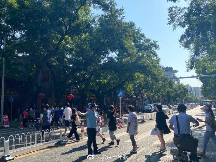 北京|为疫情防控 北京高考考点前“隔街”送考