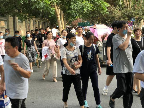合肥市|组图：高考第一天结束 考场外最真实的画面记录