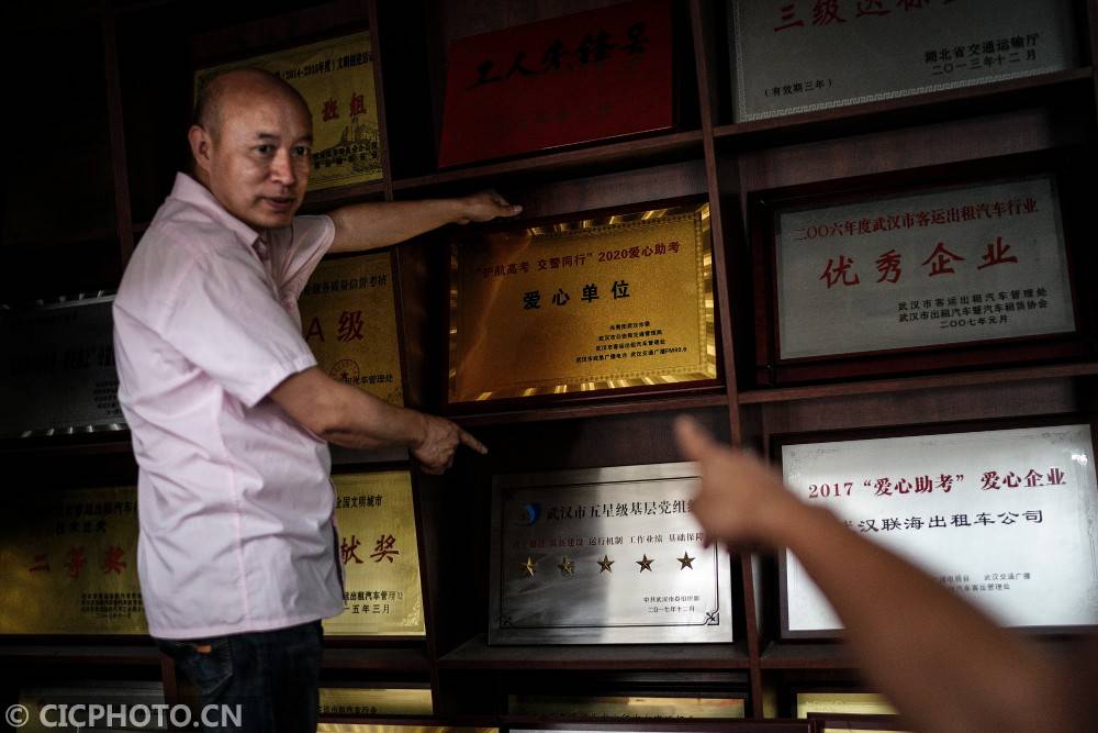 凡人|凡人的哥不凡热血：从抗疫英雄到爱心送考