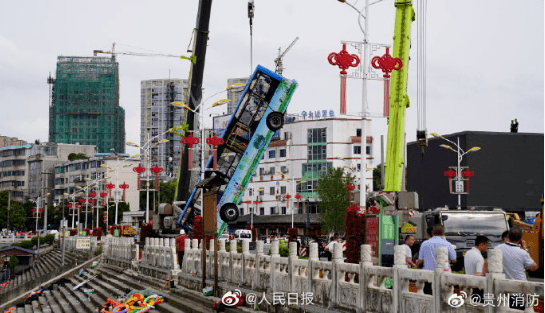 画面|痛心！贵州公交坠湖已致21人遇难，包含一名学生（视频）