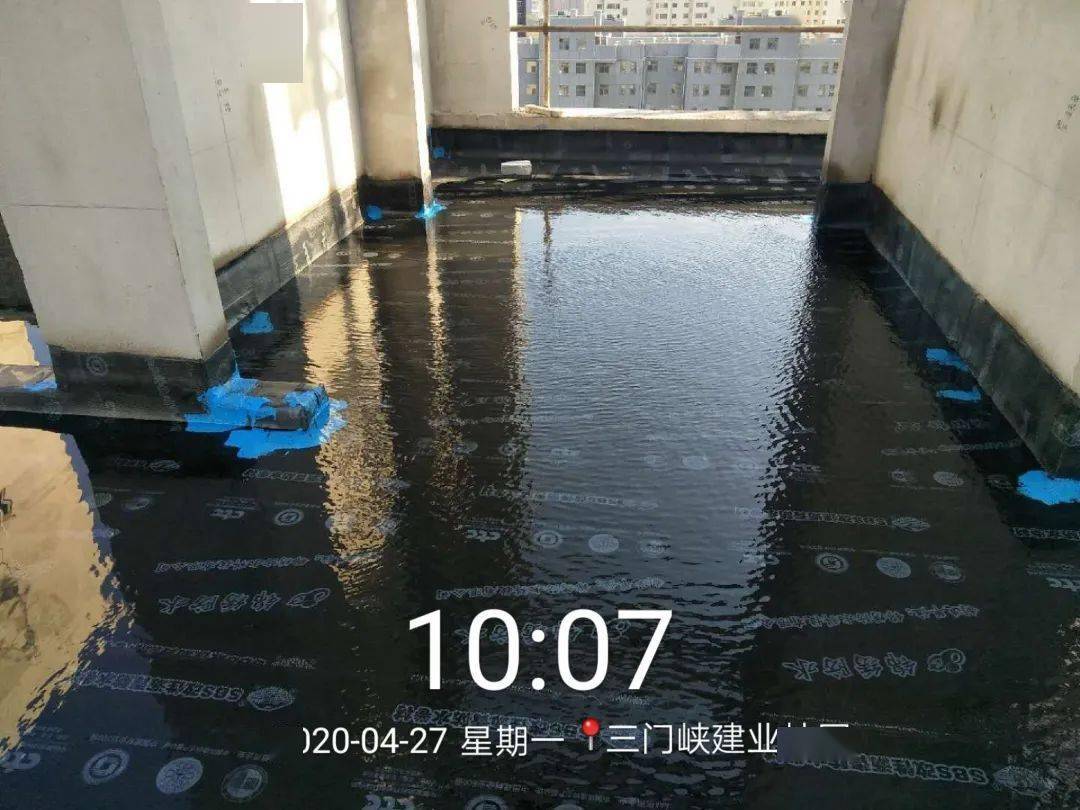 屋顶闭水试验实拍图但是建业桂园做到了蓄水水位高于屋面最高点12cm