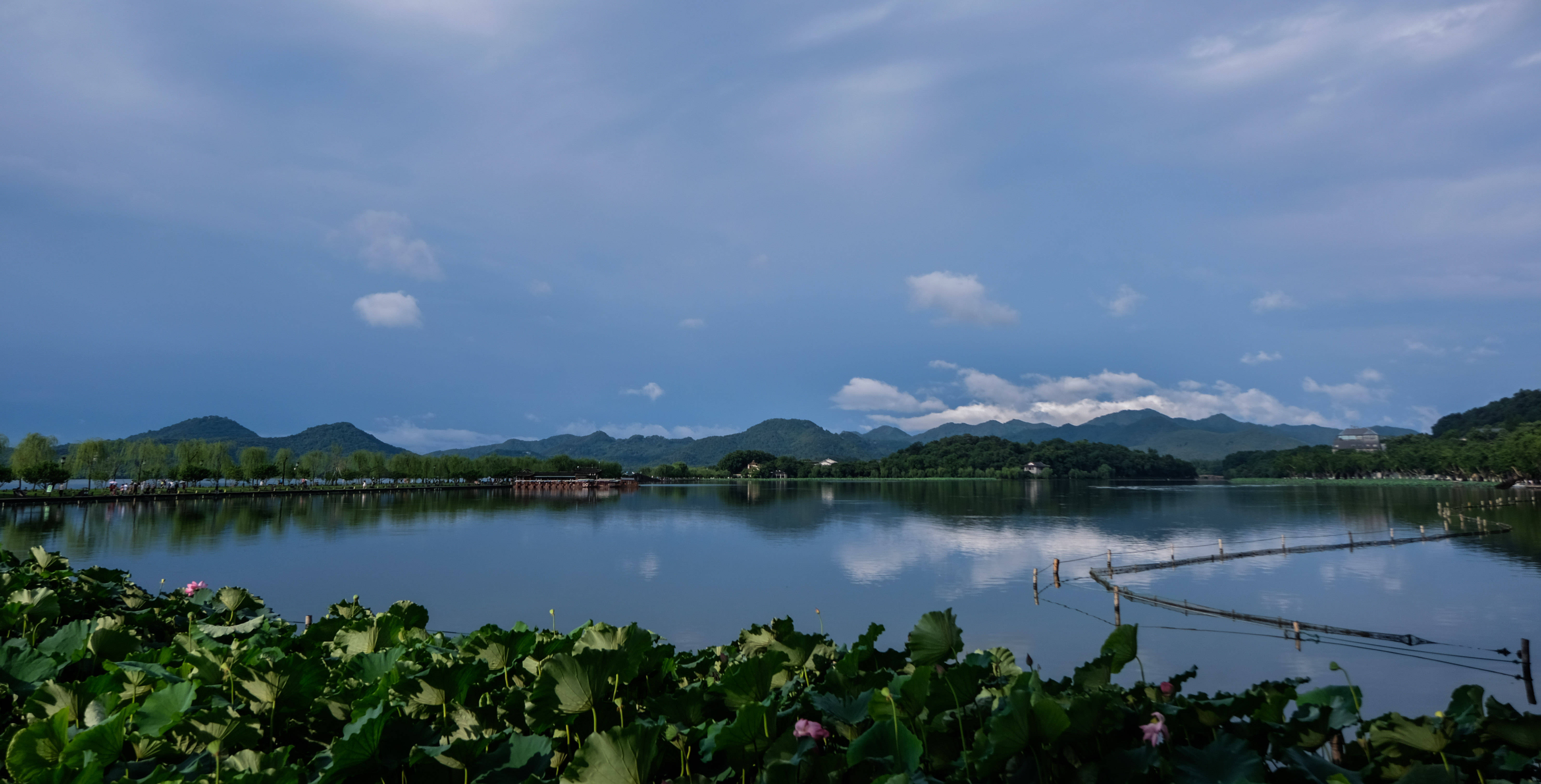 杭州西湖呈现"雨过天青"夏日美景_景区