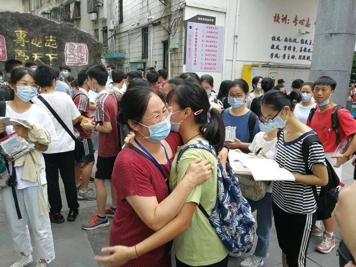 高考|多图直击桂林高考现场!这一幕幕让人动容…