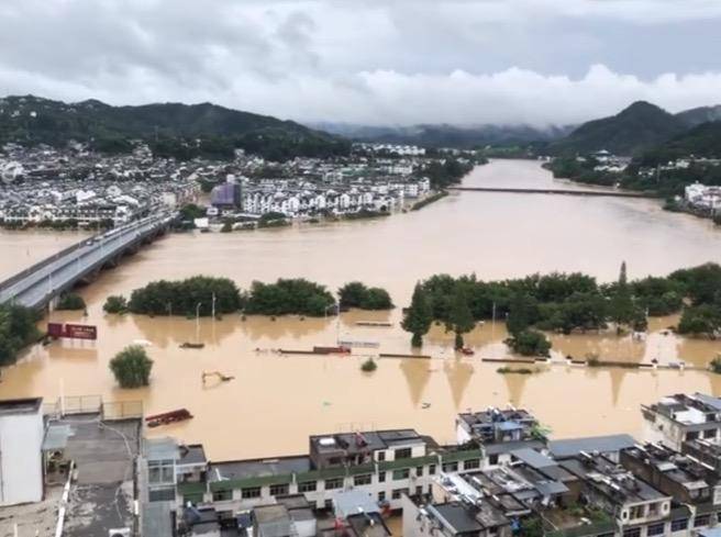 高考|不同寻常的歙县高考：被暴雨阻断的赶考路，和两场未完待续的补考