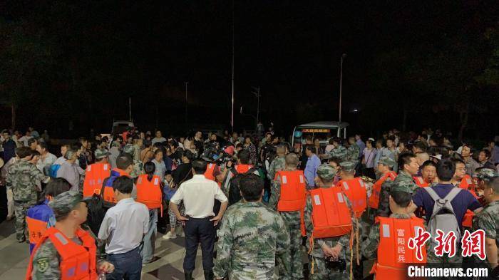 富阳|新安江水库首次9孔全开泄洪 下游群众彻夜紧急转移