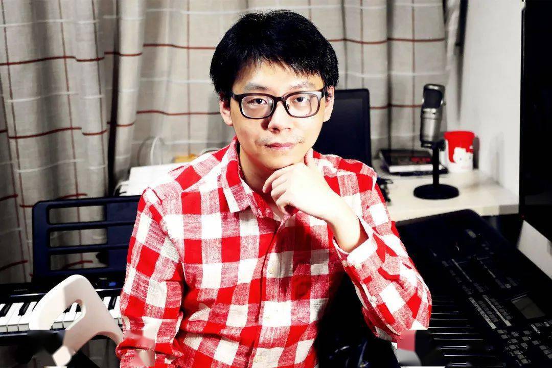 附属艺术学校专攻作曲专业,师从音乐学院刘学严副院长对作曲专业进