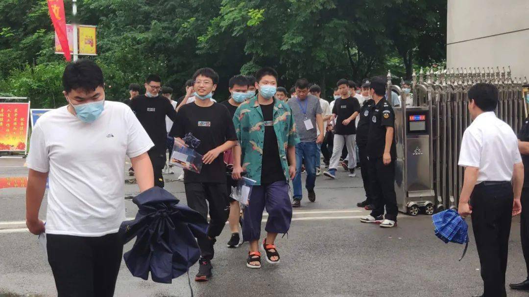 今天下午5点, 随着最后一科考试结束铃声响起, 当这群