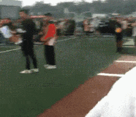 搞笑GIF:这年头当个伴娘也太不容易了,姑娘以后长点心吧!