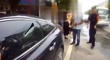 两岁娃玩钥匙被反锁车里,气温32摄氏度急死车外