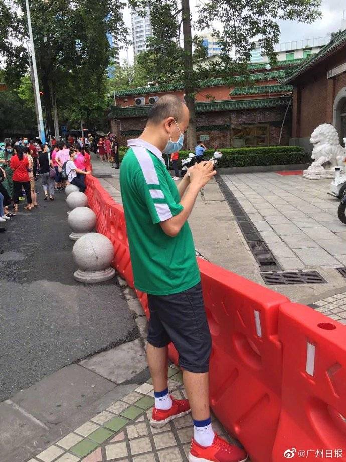 校服|爸爸穿儿子绿色校服送考 寓意：逢报必录