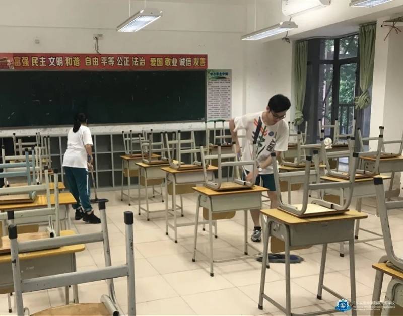 离校|高考结束了，这些高三学生集体回到学校做最后一件事……