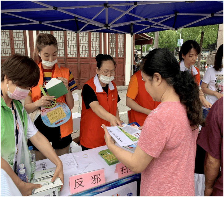 浦江镇综治办结合"粽情召楼"端午文化节开展反邪教宣传活动