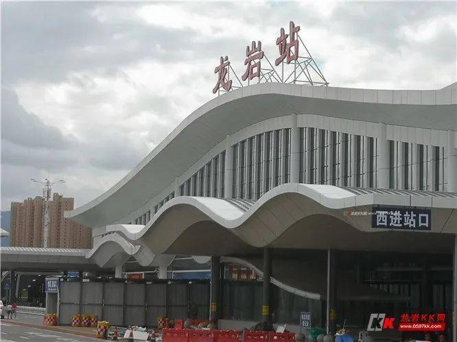 龙岩火车站惠民工程风雨连廊完工啦!从此贴心呵护市民出行