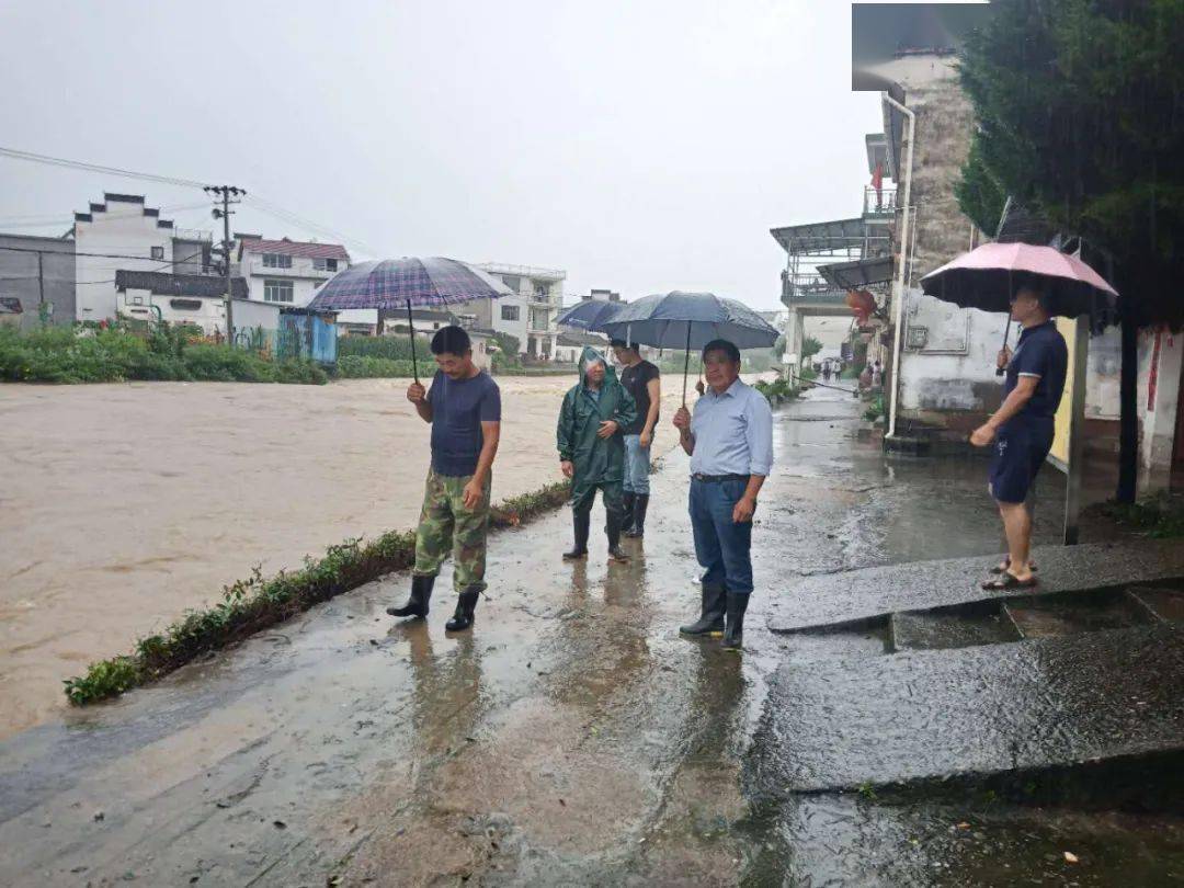 人民至上生命至上黄山担当在暴雨中汹涌迸发