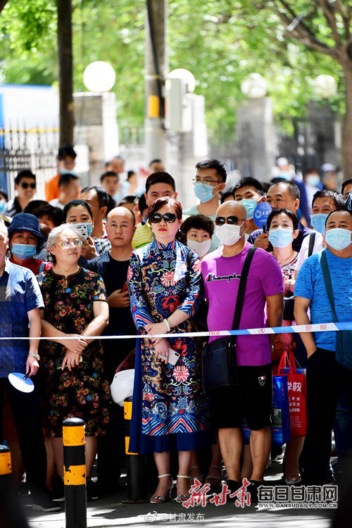 旗袍|穿旗袍、拉横幅、送拥抱……“花式”送考只为给你力量与好运