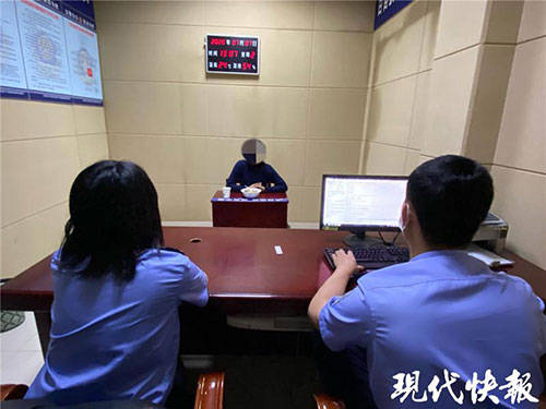 考场旁突然响起爆竹声,大妈见到民警才知当天