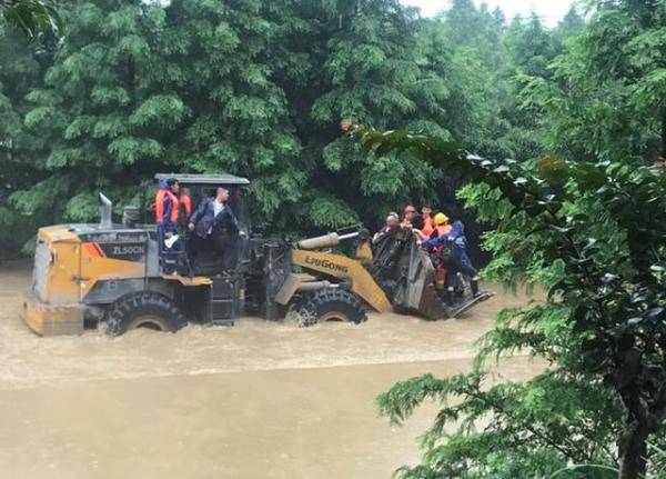 潜川镇|紧急调用推土机 临安转移百余名高速工人