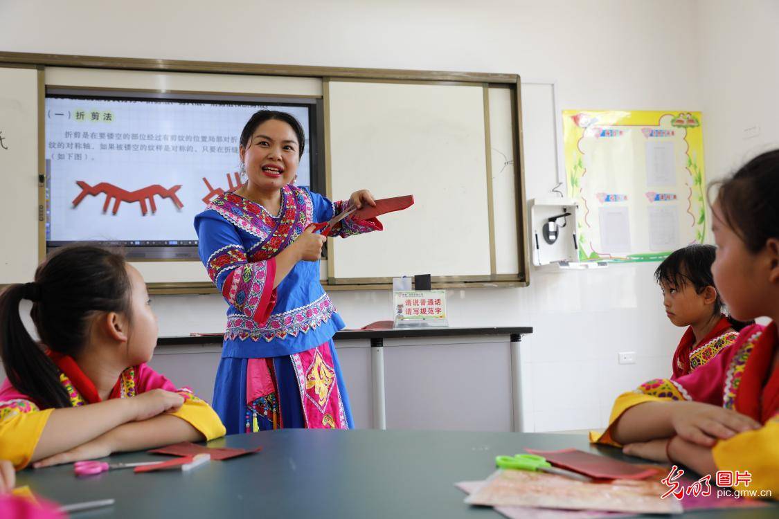 罗城|广西罗城：民族文化进校园