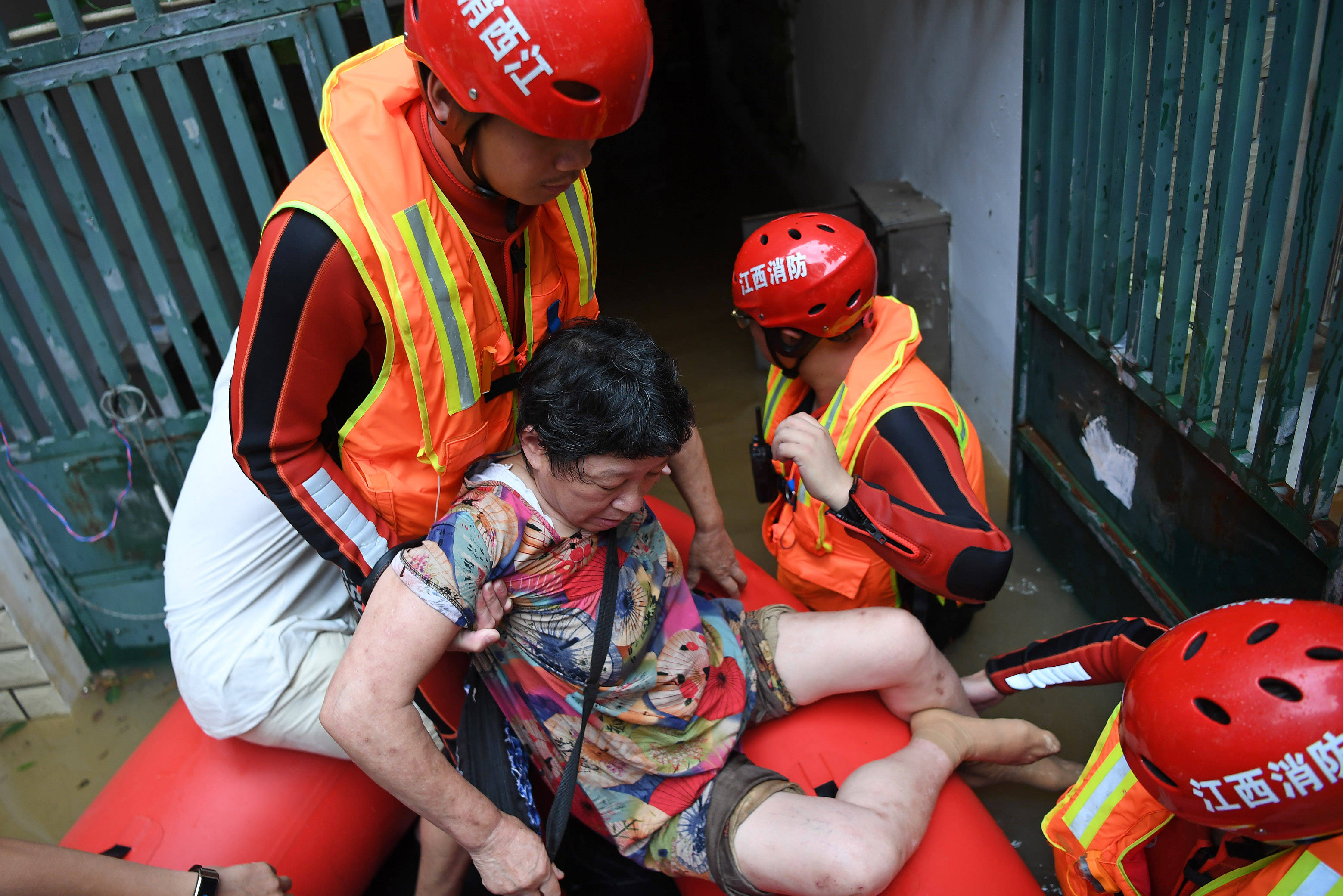 救援|江西景德镇：安全转移受困群众