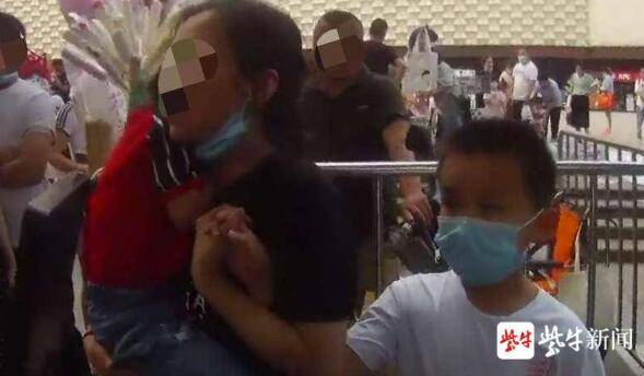 人群|妈妈带两孩子到广场玩耍，人群一冲4岁女儿突然不见了