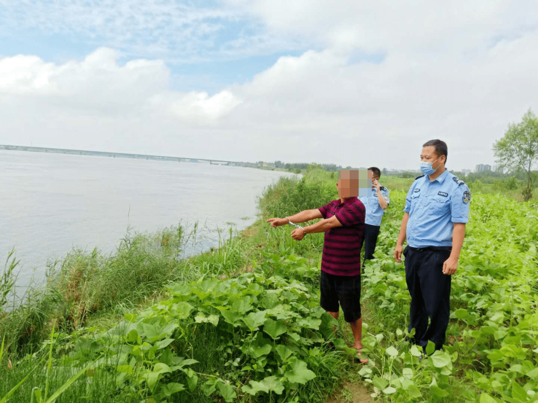 非法捕捞现场 7月6日晚21点,沙洋县一男子在汉江沙洋镇李家湾水域下网