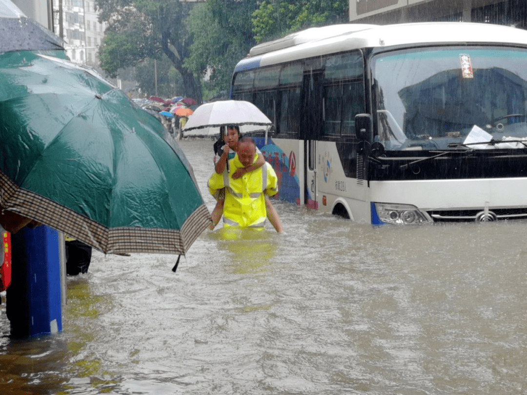 【天气】刚刚吉安发布暴雨红色预警,多地涨水被淹,人员被困!