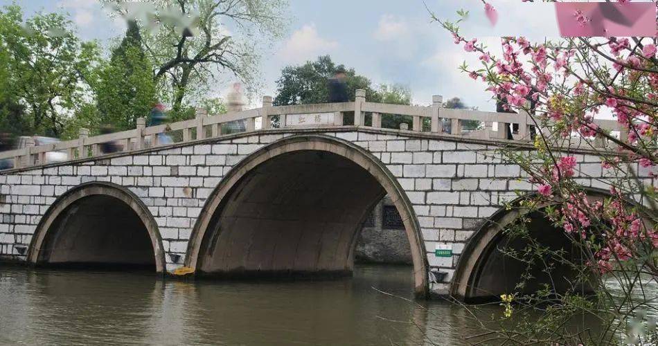 大虹桥横跨在瘦西湖上,初建于明崇祯年间(1628-1644).
