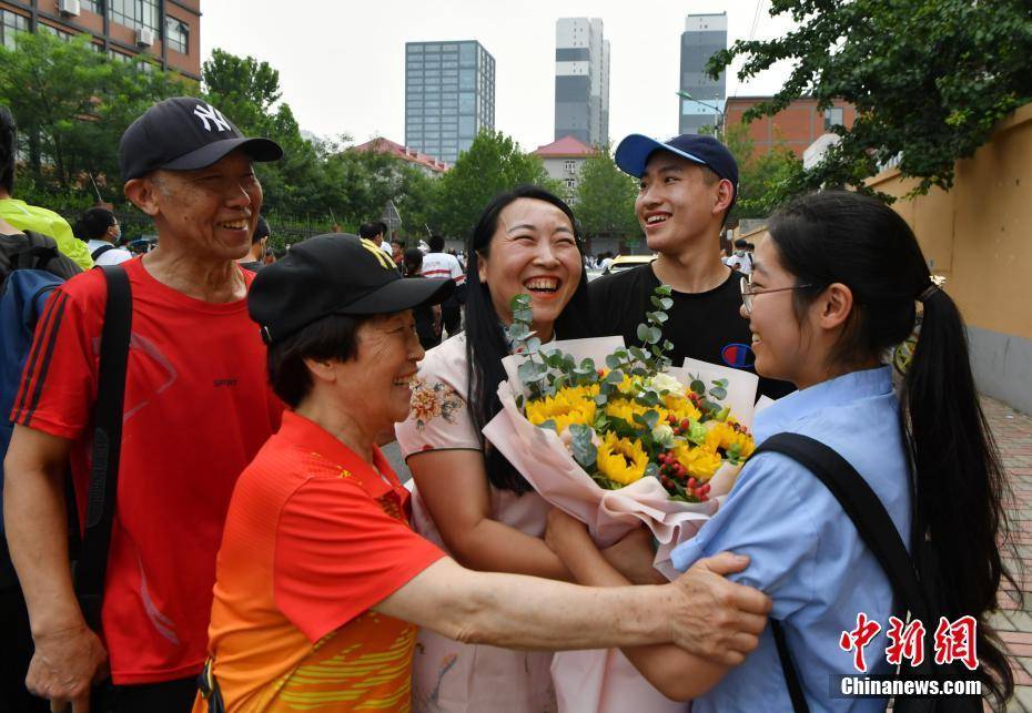 考试|2020年全国高考 考生结束考试走出考场