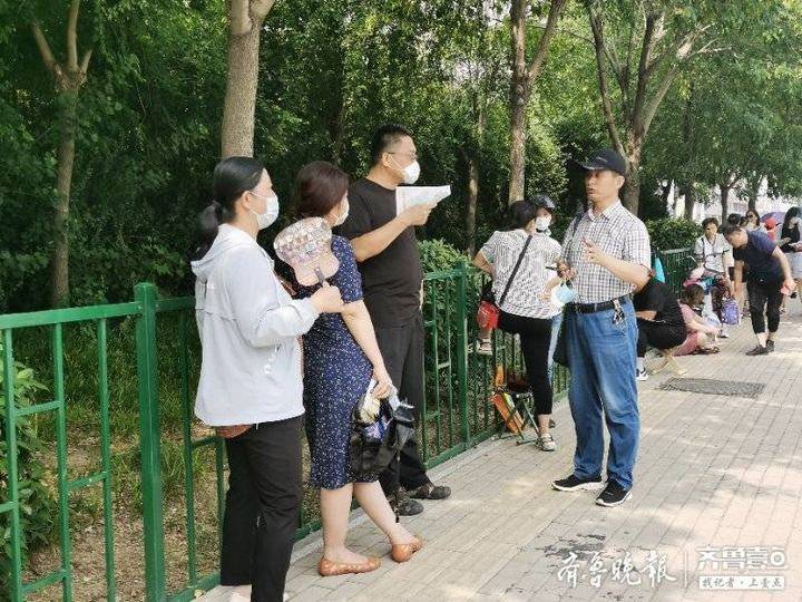 家长|泰安高考第三天：“陪考军团”明显减少 应考生更加轻车熟路