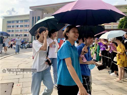 "在玉林高中对面,玉林得利集团工作人员热情邀请前来等待的家长们到