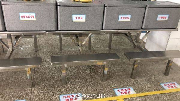 武汉|为迎接学生们复课，这所高中的老师把楼梯扶手都擦干净了