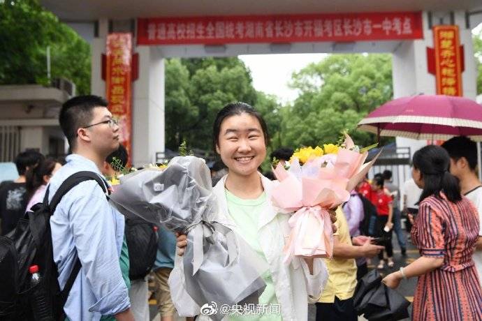 高考|我！们！考！完！了！高考结束考生冲出考场的瞬间