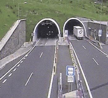 搞笑GIF: 隔着屏幕都能感觉到疼