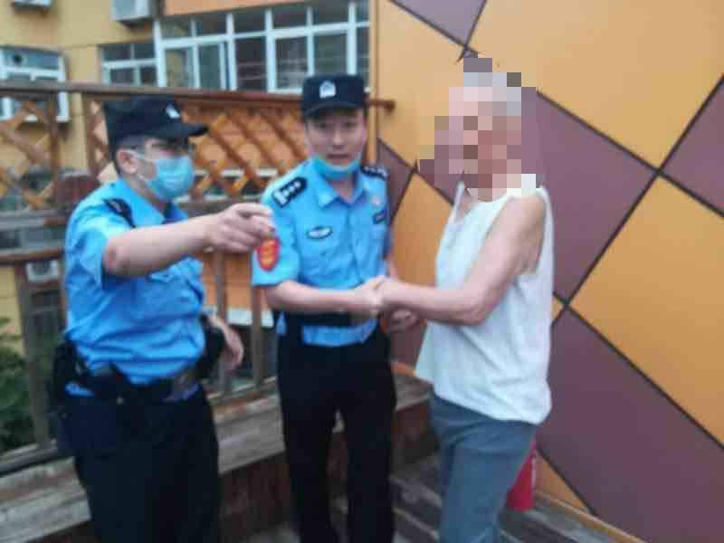 情绪|患小脑萎缩想念很久不见的儿子 老人爬上楼顶欲轻生