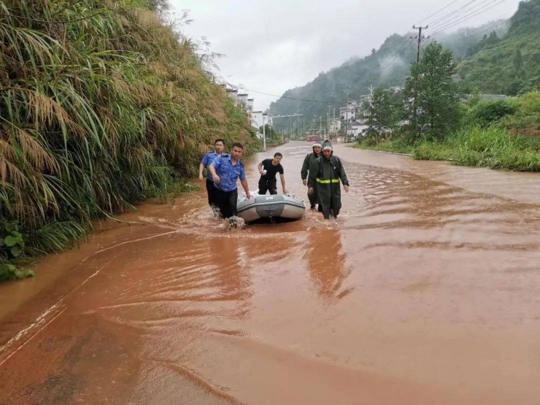 湘西强降雨来袭！吉首市多地被淹，花垣县民房塌方，致老人和小孩被困...