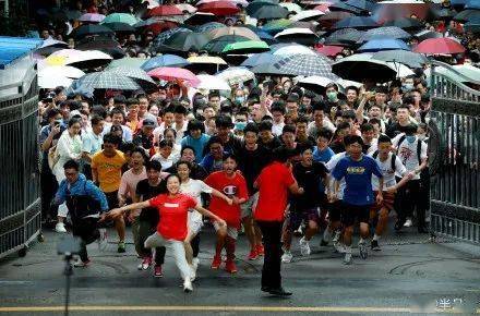 微博|相当真实！高考完，她哭着说出了自己的假期规划，扎心了