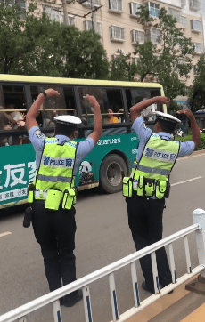 大巴|反差萌！交警对着高考大巴猝不及防式比心，学生们沸腾了