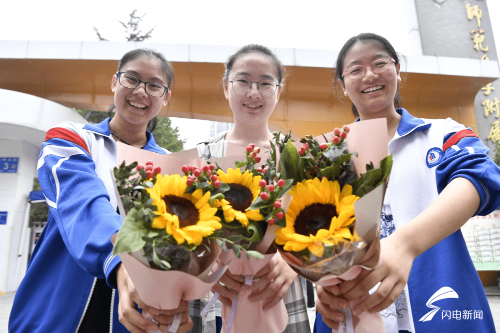 鲜花|影像力丨定格高考结束瞬间，鲜花、拥抱、还有妈妈的吻……