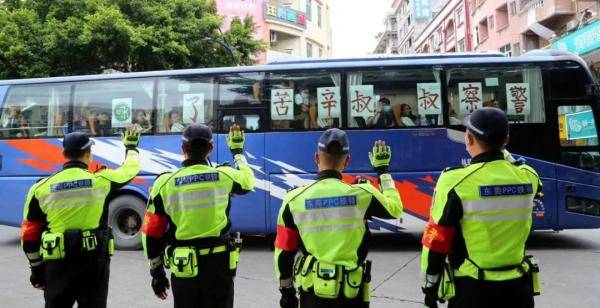 高考|?高考结束！开心到“劈叉”！