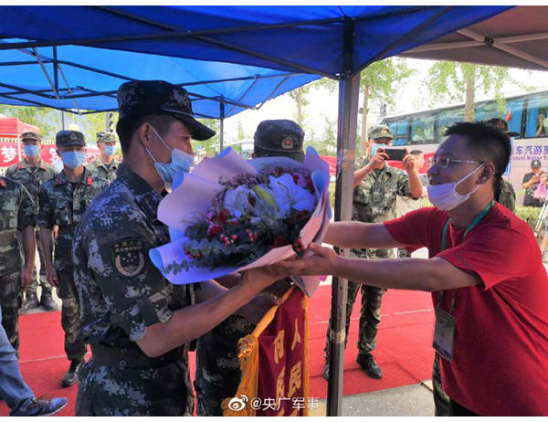 安徽歙县考场外现感人瞬间，高考生向执勤武警鞠躬致谢