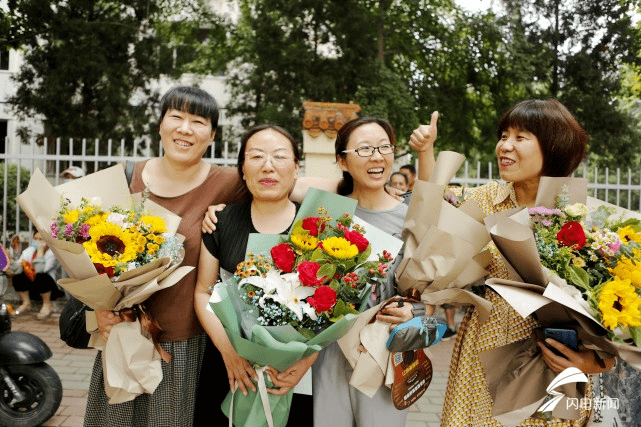 考试|高考结束，他们与恩师紧紧相拥，并将收到的鲜花赠与恩师