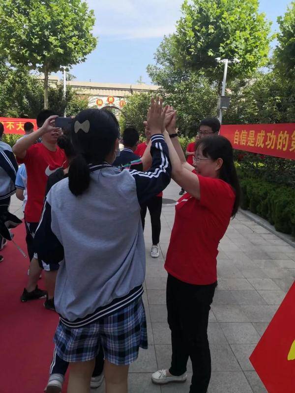 烟台|终于考完了！烟台考场外这一幕看着看着就忍不住了……