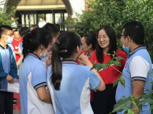 烟台|终于考完了！烟台考场外这一幕看着看着就忍不住了……