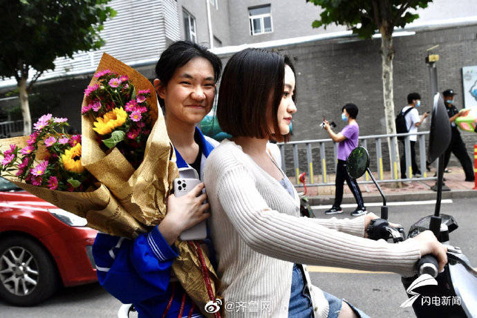 鲜花|定格高考结束瞬间，鲜花、拥抱、还有妈妈的吻