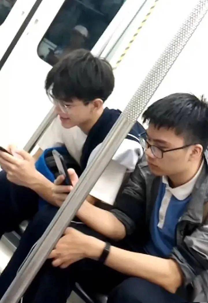 偷拍的校服帅哥有多野?接好我的鼻血.