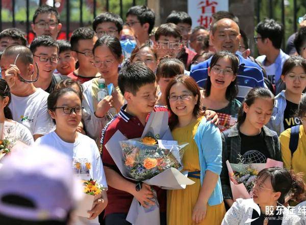 烟台|终于考完了！烟台考场外这一幕看着看着就忍不住了……
